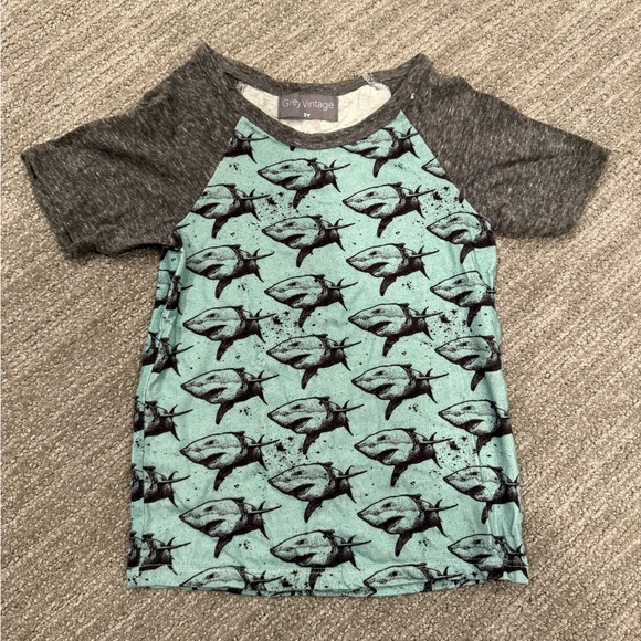 Grey Vintage boys sharks tshirt in blue sz 2T excellent condition - Picture 2 of 2